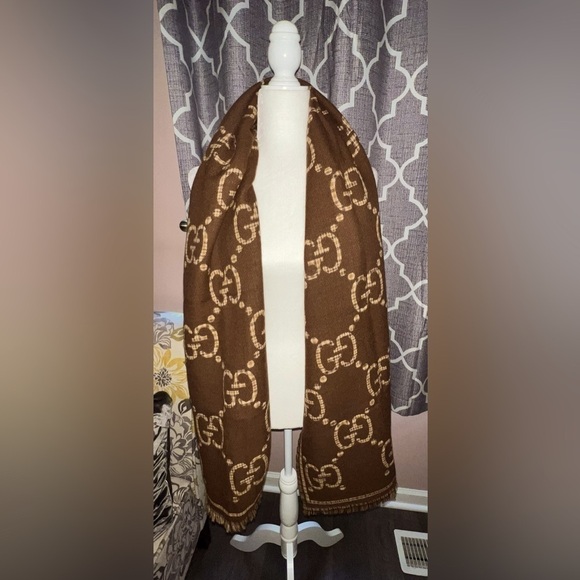 Gucci large GG reversible wool scarf. - Picture 1 of 10